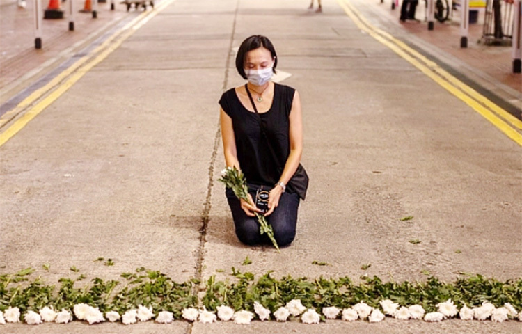 চীনের তিয়েনআনমেন স্কয়ারের ৩২তম স্মরণ কর্মসূচির আয়োজক চৌ হাং টুং নামের গণতন্ত্রপন্থী এক নারী সংগঠককে আটক করেছে হংকং পুলিশ। স্থানীয় সময় শুক্রবার সকালে তাকে আটক করা হয়। ছবি: সংগৃহীত