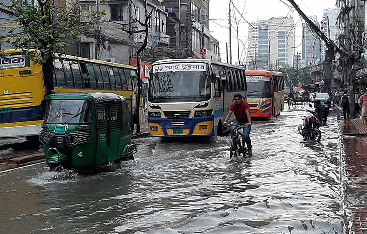 ঢাকায় আজ সকালে বৃষ্টিপাত হয়েছে। তারপর দুপুরেও বৃষ্টি হয়। এতেই ঢাকায় ১১১ মিলিমিটার বৃষ্টিপাত হয়েছে। ছবি: জাগো নিউজ