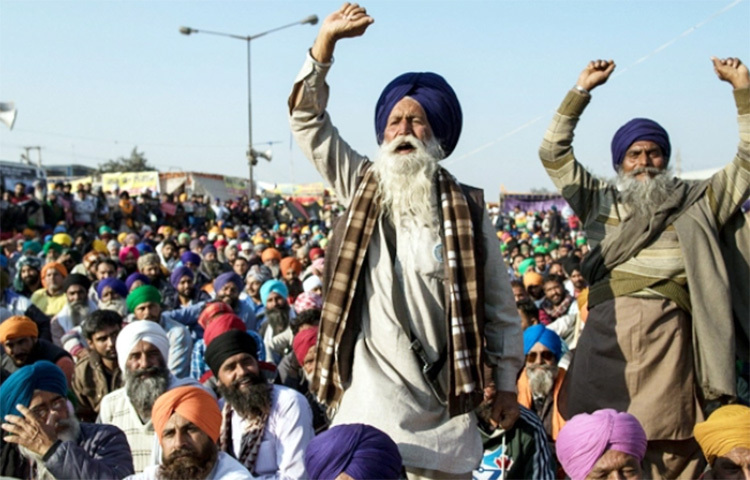 ভারতে করোনার দ্বিতীয় ঢেউ ওঠার পর কিছুটা থিতিয়ে পড়েছিল কৃষক আন্দোলন। কিন্তু একেবারে থেমে যায়নি। তার প্রমাণও পাওয়া গেছে। কেন্দ্রের তিনটি নতুন কৃষি আইনের প্রতিবাদে এবার দেশজুড়ে রাজভবন ঘেরাও করার সিদ্ধান্ত নিয়েছেন আন্দোলনকারী কৃষকরা। ছবি: সংগৃহীত