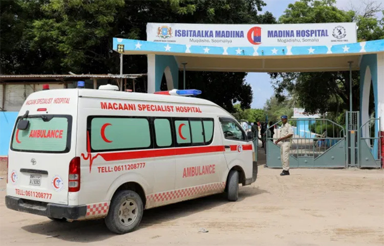 সোমালিয়ার রাজধানী মোগাদিসুতে সেনাবাহিনীর একটি প্রশিক্ষণ ক্যাম্পে আত্মঘাতী বোমা হামলার ঘটনায় কমপক্ষে ১৫ সেনা নিহত হয়েছেন। আহতদের মোগাদিসু মদিনা হাসপাতালে স্থানান্তর করা হয়েছে। ছবি: রয়টার্স