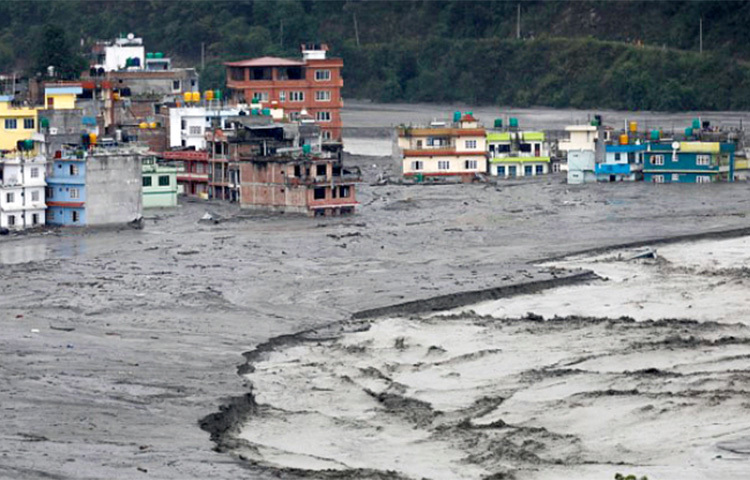 ভারি বর্ষণের ফলে সৃষ্ট আকস্মিক বন্যায় ভুটানের প্রত্যন্ত অঞ্চলের একটি পাহাড়ি ক্যাম্পে ১০ জন নিহত ও ৫ জন আহত হয়েছেন। আজ এ হতাহতের ঘটনা ঘটে। এছাড়া নেপালে বন্যায় সাতজন নিখোঁজ রয়েছেন। ছবি: রয়টার্স