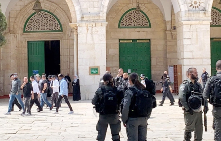 পূর্ব জেরুজালেমের আল আকসা মসজিদ প্রাঙ্গণে শুক্রবার ফিলিস্তিনিদের ওপর আবারও হামলা চালিয়েছে ইসরায়েলি পুলিশ। এতে অন্তত তিনজন ফিলিস্তিনি আহত হয়েছেন। ছবি: সংগৃহীত