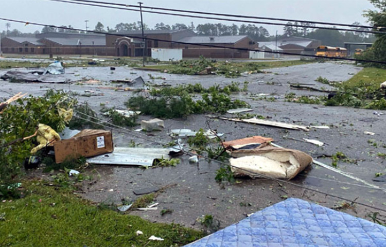 নিম্নচাপের প্রভাবে যুক্তরাষ্ট্রের আলাবামা অঙ্গরাজ্যে বইছে ঘূর্ণিঝড় ‘গার্লক’। এতে সড়কে নিয়ন্ত্রণ হারিয়ে দুর্ঘটনাকবলিত হয়েছে বেশকিছু গাড়ি। মৃত্যু হয়েছে অন্তত ১০ জনের। যার মধ্যে ৯ জনই শিশু। ছবি: সংগৃহীত