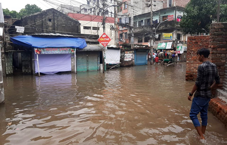 আজকের সকালের বৃষ্টিতে রাজধানীর বিভিন্ন এলাকায় জলাবদ্ধতা সৃষ্টি হয়। ছবি: জাগো নিউজ