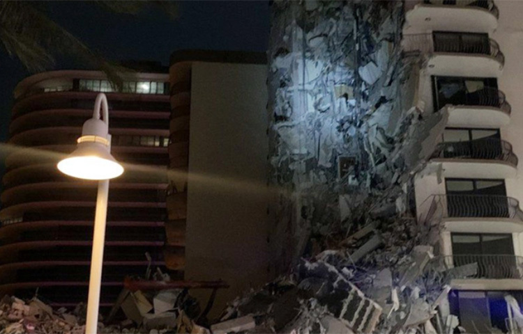 যুক্তরাষ্ট্রের ফ্লোরিডা অঙ্গরাজ্যের মায়ামিতে একটি বহুতল ভবন ধসে পড়ায় অন্তত একজন নিহত হয়েছেন। এছাড়া ধ্বংসস্তূপের নিচে চাপা পড়ে বহু মানুষ হতাহত হয়েছেন বলে আশঙ্কা করা হচ্ছে। মায়ামি-ডেইড কাউন্টিতে ১২তলা বিশিষ্ট ভবনটি ধসে পড়ে। ছবি: সংগৃহীত