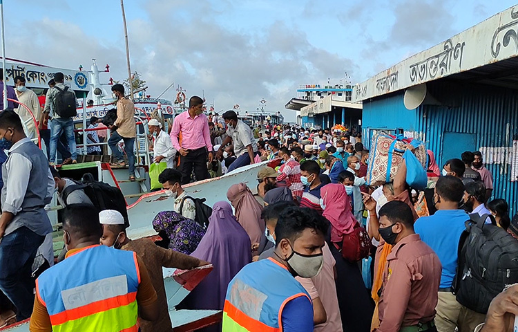 দেশব্যাপী বিধিনিষেধ শিথিলের প্রথমদিন বৃহস্পতিবার সকাল থেকে মুন্সিগঞ্জের শিমুলিয়া ঘাটে দক্ষিণ বঙ্গগামী ঘরমুখো মানুষ ও যানবাহনের চাপ দেখা গেছে। ছবি: জাগো নিউজ