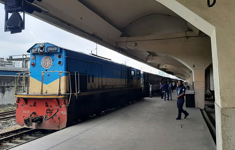 বিধিনিষেধ শিথিল করায় অন্যান্য পরিবহনের মতো ট্রেনেও ঈদযাত্রা শুরু হয়েছে। ঈদযাত্রায় অন্যান্য সময়ের মতো যাত্রীদের হুড়োহুড়ি নেই কমলাপুর রেলওয়ে স্টেশনে। ছবি: সংগৃহীত