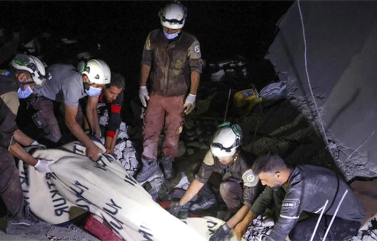 সিরিয়ায় সশস্ত্র সরকারি বাহিনীর হামলায় পাঁচ শিশুসহ ১১ জন নিহত হয়েছে। শনিবার প্রথম হামলাটি হয় দেশটির ইদলিব প্রদেশের ইহসিম শহরে। ছবি: সংগৃহীত