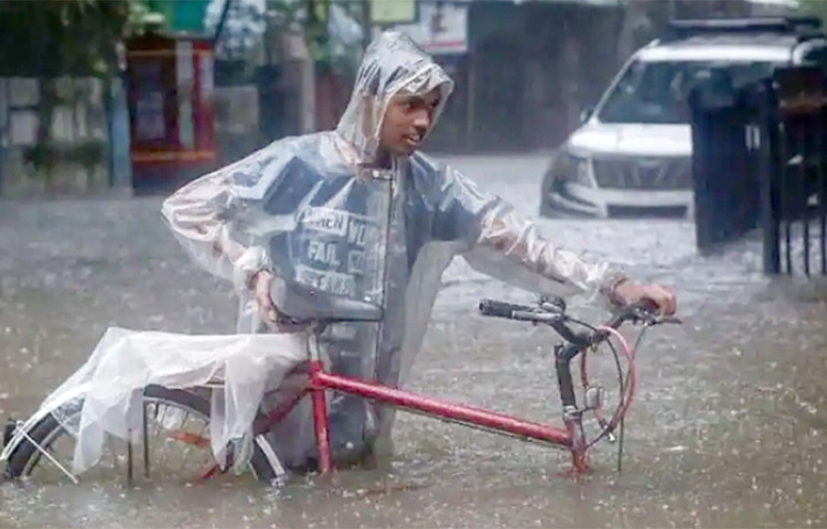 ভারতের বাণিজ্যিক রাজধানী মুম্বাইয়ে তুমুল বৃষ্টিপাত অব্যাহত রয়েছে। এর প্রভাবে শহরটিতে বেশ কয়েকটি বাড়ি ও দেয়াল ভেঙে মারা গেছেন অন্ত ৩১ জন। ছবি: সংগৃহীত