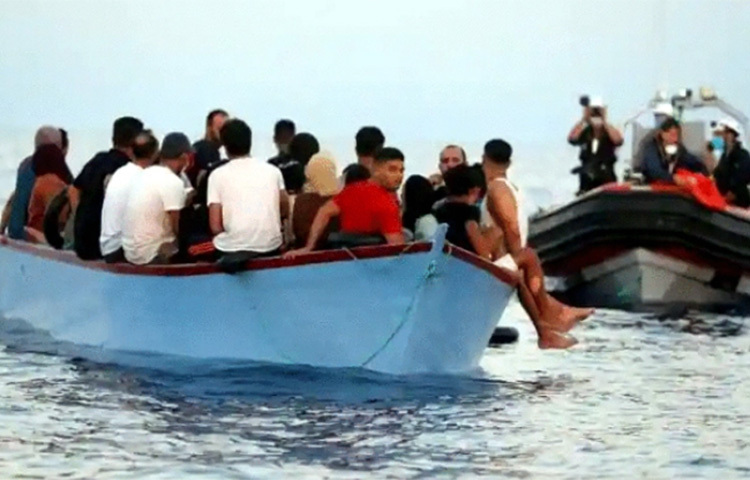 ভূমধ্যসাগর থেকে প্রায় একশ জন অভিবাসনপ্রত্যাশী উদ্ধার করা হয়েছে বলে জানিয়েছে সি-ওয়াচ নামে একটি এনজিও সংস্থা। জার্মানির এই সংস্থাটি জানিয়েছে, উদ্ধার হওয়া এসব অভিবাসন প্রত্যাশীদের মধ্যে অনেকেই আহত ছিলেন। ছবি: সংগৃহীত