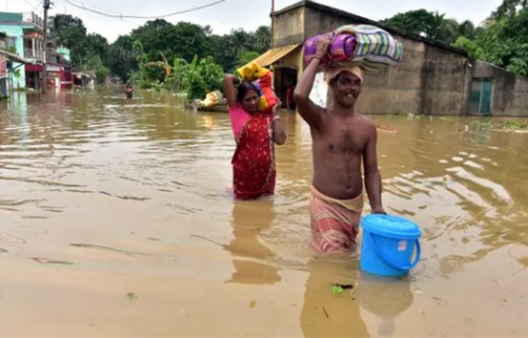 চলতি মৌসুমে অতিমাত্রায় বৃষ্টিপাত হয়েছে ভারতের পশ্চিমবঙ্গে। এতে ভয়াবহ বন্যার কবলে পড়েছে রাজ্যটির একাধিক জেলা। ছবি: সংগৃহীত