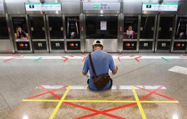 করোনা মহামারির মধ্যে বিধিনিষেধ থাকলেও মাস্ক না পরার কারণে ব্রিটেনের এক নাগরিককে ৬ সপ্তাহের কারাদণ্ড দিয়েছে সিঙ্গাপুরের একটি আদালত। জনসমাগমস্থলে মাস্ক না পরে করোনা প্রটোকল ভাঙার অভিযোগে বুধবার ওই ব্যক্তিকে সাজা দেয়া হয়। ছবি: সংগৃহীত