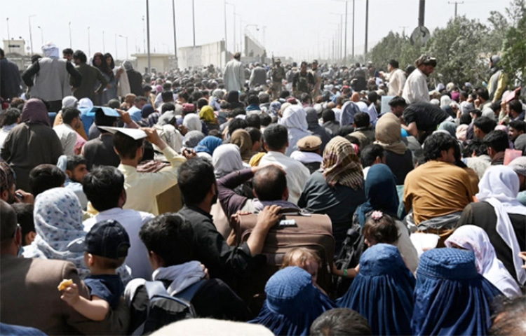 আফগানিস্তানের রাজধানী কাবুলের হামিদ কারজাই আন্তর্জাতিক বিমানবন্দরের বাইরে হুড়োহুড়ির ঘটনায় সাত আফগান নাগরিক নিহত হয়েছে। কাবুলের দখল নেয়ার পর পুরো আফগানিস্তান তালেবানের দখলে চলে যায়। ছবি: সংগৃহীত