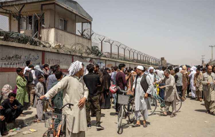 কাবুল বিমানবন্দরে বিশৃঙ্খল পরিস্থিতির মধ্যে দুই পক্ষের গোলাগুলিতে একজন নিহত হয়েছেন, আহত হয়েছেন তিনজন। জার্মান সেনাবাহিনীর বরাত দিয়ে রয়টার্স এ তথ্য জানিয়েছে। আজ সকালে এ ঘটনা ঘটে। ছবি: সংগৃহীত