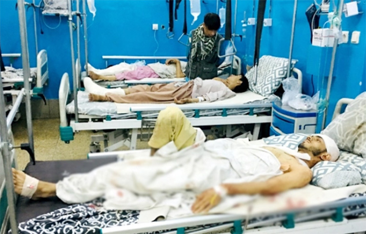 আফগানিস্তানের রাজধানী কাবুলের হামিদ কারজাই বিমানবন্দরে সন্ত্রাসী গোষ্ঠী ইসলামিক স্টেটের (আইএস) খোরাসান প্রদেশ শাখার ভয়াবহ বোমা হামলায় নিহতের সংখ্যা বেড়ে ১১০ জনে দাঁড়িয়েছে। আহত হয়েছেন দেড় শতাধিক মানুষ। ছবি: সংগৃহীত