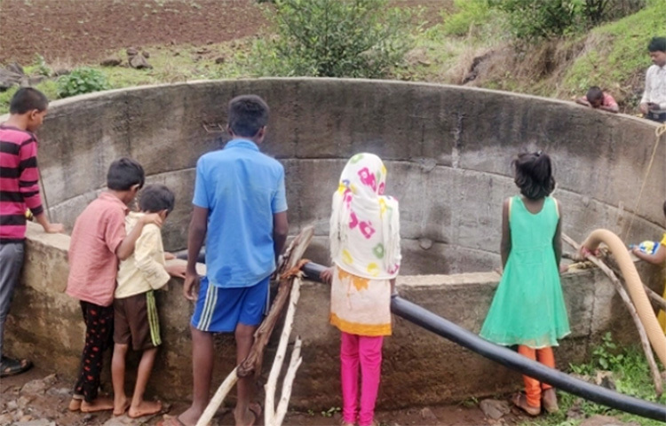 ভয়াবহ পানির সংকটে দিন কাটাচ্ছেন ভারতের মহারাষ্ট্রের বারদেচি ওয়াদি গ্রামের মানুষ। তাদের পানির একমাত্র উৎস একটি কূপ। কিন্তু সেই কূপেও সব সময় পানির দেখা মেলে না। কূপের একেবারে নিচে নেমে পানি তুলতে হয়। ছবি: সংগৃহীত
