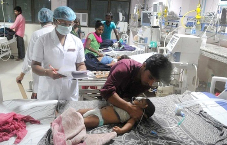 ভারতে ‘রহস্যজনক জ্বরে’ গত এক সপ্তাহে শিশুসহ কমপক্ষে ৫০ জনের মৃত্যু হয়েছে। এক সপ্তাহের বেশি সময় ধরে দেশটির উত্তরপ্রদেশের বেশ কিছু জেলায় বহু শিশুর সকালে ঘুম ভাঙছে তীব্র জ্বর নিয়ে। এছাড়া শরীর ঘামে ভিজে যাচ্ছে। ছবি: সংগৃহীত