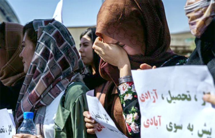 আফগানিস্তানে নতুন সরকার ঘোষণা দেওয়া তালেবানের ঘরে থাকার চাপের মুখেও নিজেদের অধিকার আদায়ের লক্ষ্যে বিক্ষোভ অব্যাহত রেখেছেন দেশটির নারীরা। বুধবারও তারা দেশটির বিভিন্ন প্রদেশে, সড়কে নেমে বিক্ষোভ করেন। ছবি: সংগৃহীত