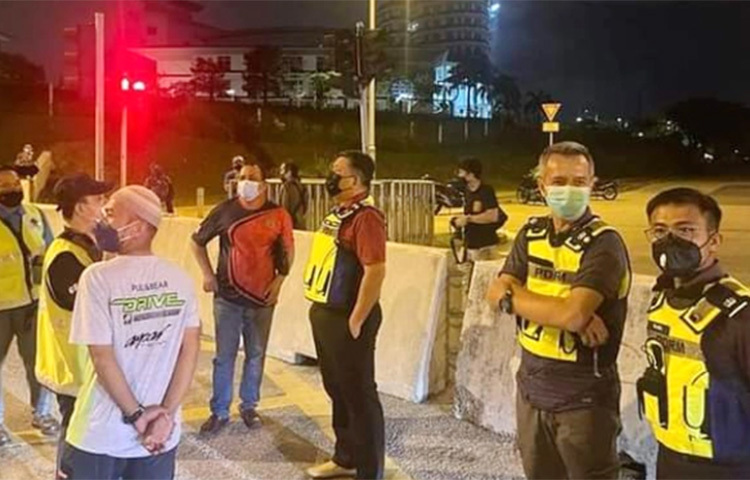 করোনাভাইরাস রোধে গত ১ জুন থেকে টানা লকডাউনে মালয়েশিয়ার জনজীবনে স্থবিরতা নেমে আসে। দেশটির অর্থনীতিও তলানিতে পৌঁছেছে। কাজ হারিয়ে মানুষজন মানবেতর জীবনযাপন করছে। ছবি: সংগৃহীত