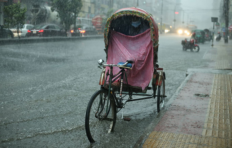 প্রাণ হাঁসফাঁস করা গরমের পর আজ দুপুরে রাজধানীতে তুমুল বৃষ্টি হয়েছে। ছবি: মাহবুব আলম
