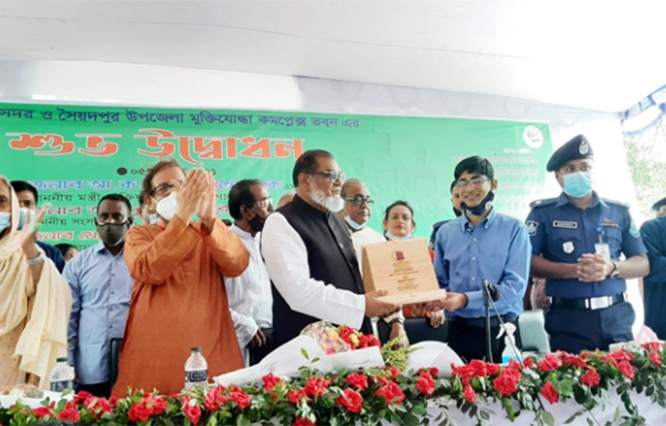 নভেম্বরে মুক্তিযোদ্ধা সংসদের নির্বাচন অনুষ্ঠিত হবে বলে জানিয়েছেন মুক্তিযুদ্ধ বিষয়ক মন্ত্রী আ.ক.ম মোজাম্মেল হক আজ দুপুরে নীলফামারীর সৈয়দপুরে মুক্তিযোদ্ধা কমপ্লেক্স ভবনের উদ্বোধনকালে তিনি এ কথা বলেন। ছবি: জাগো নিউজ