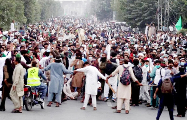 পাকিস্তানের ডানপন্থি রাজনৈতিক দল তেহরিক-ই-লাব্বাইকের (টিএলপি) সঙ্গে পুলিশের ব্যাপক সংঘর্ষ হয়েছে। লাহোরের পূর্বাঞ্চলীয় শহরে সংগঠিত হওয়া এই সংঘর্ষে পুলিশের দুই কর্মকর্তা নিহত হয়েছেন। এছাড়া বহু বিক্ষোভকারী এ ঘটনায় আহত হয়েছেন বলেও জানিয়েছেন পুলিশের এক মুখপাত্র ও প্রত্যক্ষদর্শী। ছবি: সংগৃহীত