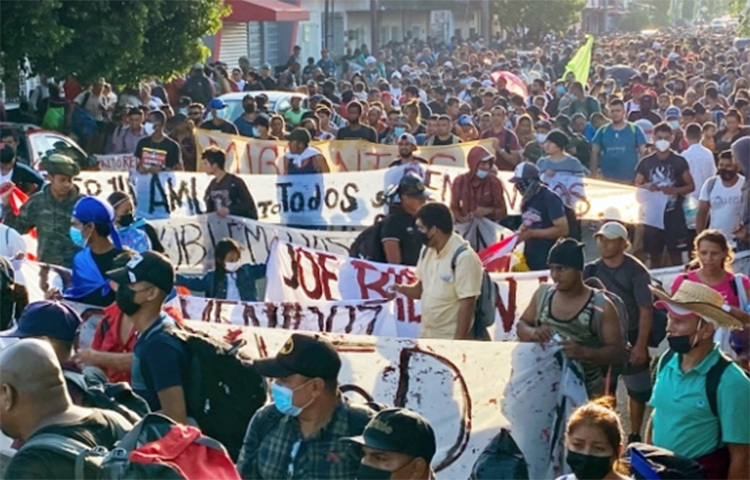 দুই হাজারের বেশি অভিবাসনপ্রত্যাশী ও আশ্রয় প্রার্থী দক্ষিণ মেক্সিকোর একটি শহর থেকে যুক্তরাষ্ট্রের সীমান্তের দিকে যাত্রা শুরু করেছেন। তারা সবাই মূলত মধ্য আমেরিকার দেশগুলো নাগরিক। শহরটিতে তারা অনেক দিন ধরে আটকা পড়েছিলেন। ছবি: সংগৃীত