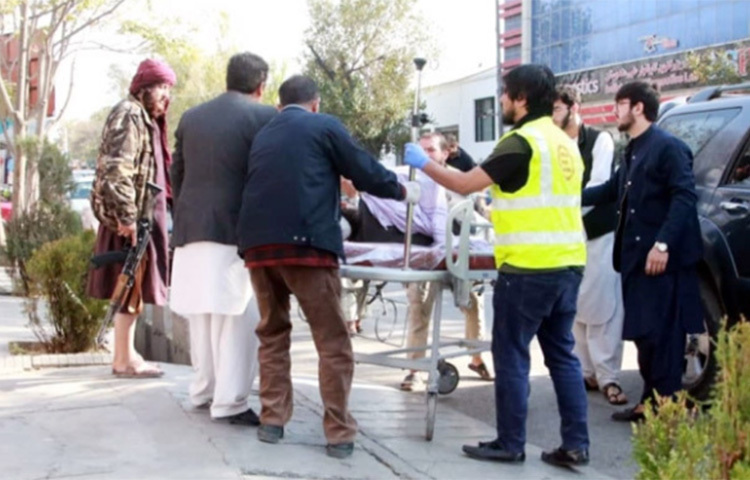 আফগানিস্তানের রাজধানী কাবুলের সামরিক হাসপাতালের কাছে গুলির পর জোড়া বিস্ফোরণে অন্তত ১৯ জন নিহত ও ৪৩ জন আহত হয়েছেন। আজ দেশটির স্বরাষ্ট্র মন্ত্রণালয়ের বরাতে কাতারভিত্তিক সংবাদমাধ্যম আল-জাজিরা এ তথ্য জানিয়েছে। ছবি: সংগৃহীত