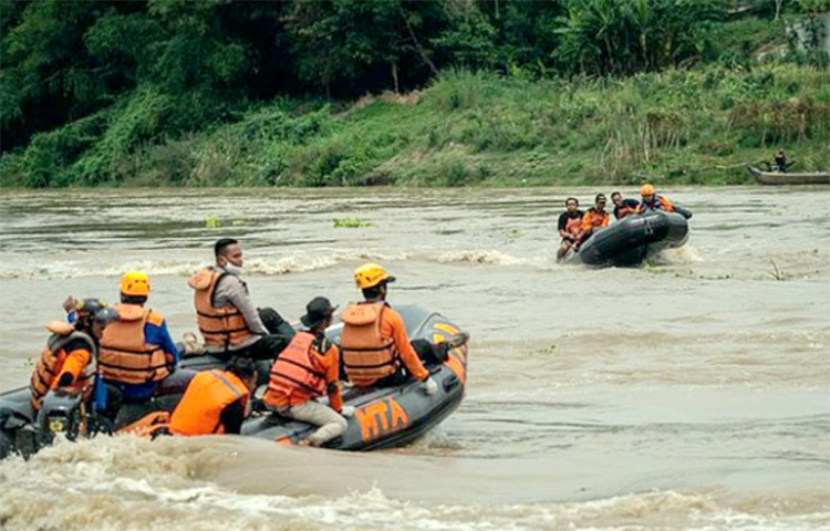 ইন্দোনেশিয়ার প্রধান দ্বীপ জাভাতে টানা বৃষ্টির ফলে সৃষ্ট বন্যায় অন্তত পাঁচজন নিহত ও চারজন নিখোঁজ রয়েছেন বলে জানিয়েছেন দেশটির কর্মকর্তারা। আজ আরব নিউজের এক প্রতিবেদনে এ তথ্য জানানো হয়। ছবি: সংগৃহীত