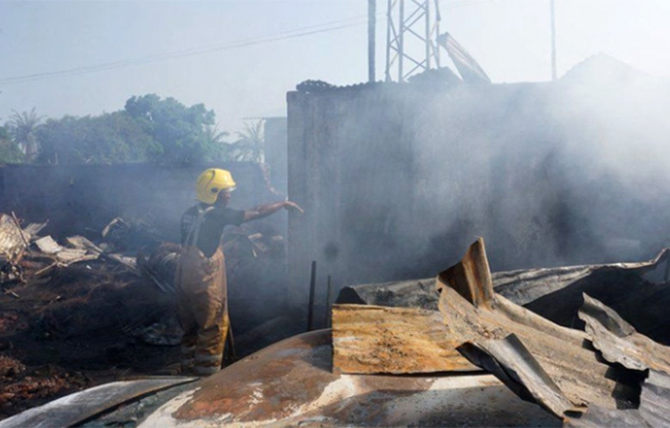 আফ্রিকার সিয়েরা লিওনে একটি তেল ট্যাঙ্কারে বিস্ফোরণের ঘটনায় এখন পর্যন্ত ৯৯ জনের নিহত হওয়ার খবর পাওয়া গেছে। এ ঘটনায় আহত হয়েছেন আরও শতাধিক মানুষ। স্থানীয় সময় শুক্রবার বিস্ফোরণের ঘটনা ঘটে। ছবি: সংগৃহীত
