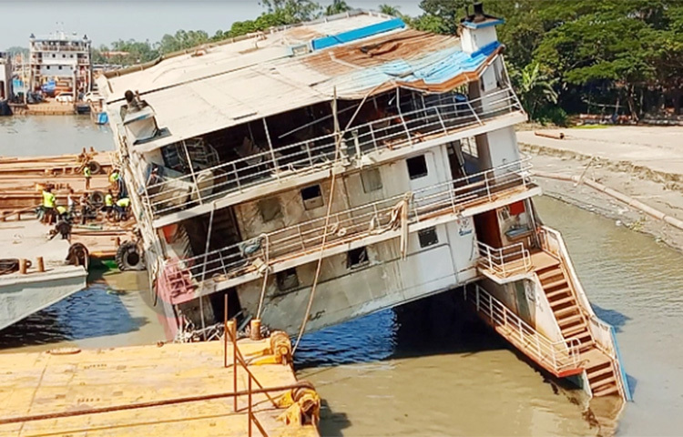 মানিকগঞ্জের পাটুরিয়া ঘাটে ডুবে যাওয়া আমানত শাহ ফেরিটি টেনে তোলা হয়েছে। আজ প্রায় আড়াই ঘণ্টা চেষ্টার পর ফেরিটি টেনে তোলে জেনুইন এন্টারপ্রাইজের পাঁচটি উইন্স বার্জ। ছবি: বি.এম খোরশেদ