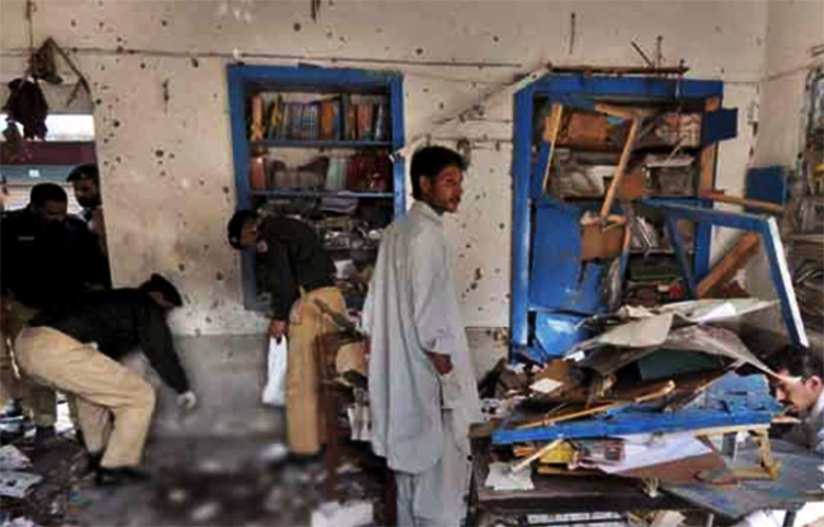 পাকিস্তানের বাজাউর জেলায় বোমা বিস্ফোরণে দুই পুলিশ কর্মকর্তা নিহত হয়েছেন। আজ সকালে এ ঘটনা ঘটেছে বলে নিশ্চিত করেছে দেশটির পুলিশ। বাজাউর জেলার পুলিশ প্রধান আব্দুস সামাদ খান বলেন, রাঘগান বাঁধের কাছে বোমা বিস্ফোরণের ঘটনা ঘটেছে। এতে দুই পুলিশ কর্মকর্তা প্রাণ হারিয়েছেন। ছবি: সংগৃহীত