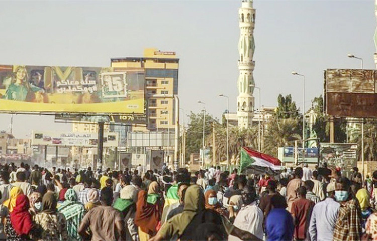 সুদানে অভ্যুত্থানবিরোধী বিক্ষোভে নিরাপত্তা বাহিনীর গুলিতে পাঁচজন নিহত হওয়ার খবর পাওয়া গেছে। আহত হয়েছেন আরও অনেকে। স্থানীয় সময় শনিবার (১৩ নভেম্বর) এ ঘটনা ঘটে। দেশটির স্বাধীন চিকিৎসকদের সেন্ট্রাল কমিটির বরাত দিয়ে বিবিসি জানিয়েছে এ তথ্য। ছবি: সংগৃহীত