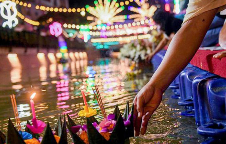 নদীর উপকারিতা উপেক্ষা করা যায় না। তাই নদীর প্রতি কৃতজ্ঞতা প্রকাশে প্রতিবছর উৎসবের আয়োজন হয় থাইল্যান্ডে। স্থানীয়ভাবে এ উৎসবকে বলা হয় লয় ক্রাথং উৎসব। ছবি: সংগৃহীত