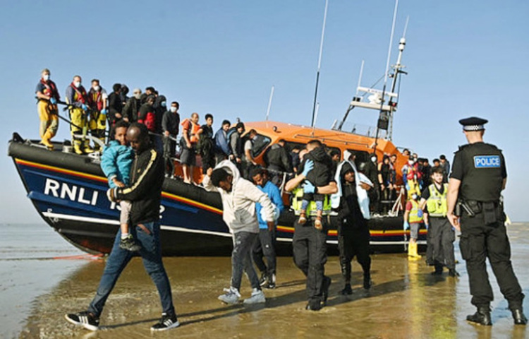 আন্তর্জাতিক অভিবাসী পাচারকারী চক্রের সন্দেহভাজন ১৫ জনকে আটক করেছে ফ্রান্সের পুলিশ। তারা অভিবাসনপ্রত্যাশীদের ইংলিশ চ্যানেল পাড়ি দিয়ে যুক্তরাজ্যে পৌঁছাতে সাহায্য করতো। আজ আরব নিউজের এক প্রতিবেদনে এ তথ্য জানানো হয়। ছবি: সংগৃহীত