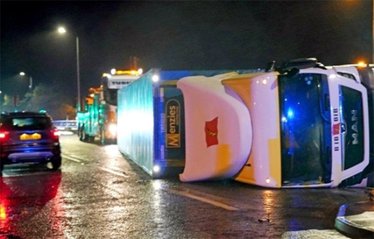 যুক্তরাজ্যের স্কপল্যান্ডে অ্যারওয়েন ঝড়ের কবলে পড়ে দুজনের মৃত্যু হয়েছে। ঝোড়ো বাতাস, বৃষ্টি ও তুষারপাতের কারণে বিভিন্ন স্থানে গাছ উপড়ে গেছে। ঝড়ের সময় স্কটল্যান্ডের এন্ট্রিমে একটি গাছ গাড়ির ওপর ভেঙে পড়ায় এক ব্যক্তি মারা যান। ছবি: সংগৃহীত