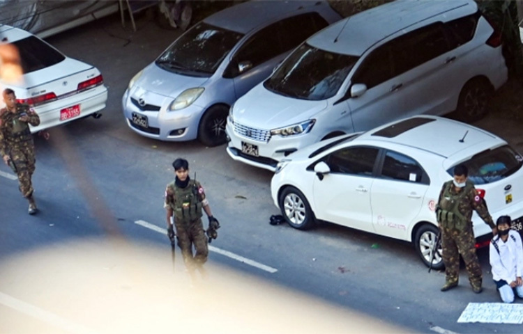 মিয়ানমারের ইয়াঙ্গুনে অভ্যুত্থানবিরোধী বিক্ষোভে দেশটির নিরাপত্তা বাহিনী গাড়ি উঠিয়ে দিয়েছে। এতে নিহত হয়েছেন পাঁচজন ও আহত হয়েছেন আরও বেশ কয়েকজন। এছাড়া ১৫ বিক্ষোভকারীকে গ্রেফতার করা হয়েছে। আজ প্রত্যক্ষদর্শী ও স্থানীয় গণমাধ্যমগুলো এ তথ্য জানিয়েছে। ছবি: সংগৃহীত