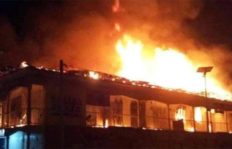 বুরুন্ডির একটি কারাগারে অগ্নিকাণ্ডে ৩৮ জন বন্দি নিহত হয়েছেন। এতে গুরুতর আহত হয়েছেন আরও বেশ কয়েকজন। ভয়াবহ ওই দুর্ঘটনার সময় কারাগারের ভেতরে অনেক বেশি সংখ্যক বন্দি অবস্থান করছিলেন। ছবি: সংগৃহীত