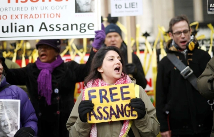 যুক্তরাজ্যের উচ্চ আদালতে উইকিলিকসের প্রতিষ্ঠাতা জুলিয়ান অ্যাসাঞ্জকে ফেরত পাওয়ার আপিলে জয় পেয়েছে যুক্তরাষ্ট্র। যুক্তরাজ্যের আপিল বিভাগ যুক্তরাষ্ট্রের পক্ষে আজ এ রায় দেয়। এ রায়ের ফলে ব্রিটিশ কারাগার থেকে যুক্তরাষ্ট্রে প্রত্যার্পণ হওয়ার কাছাকাছি অর্থাৎ প্রায় শেষ ধাপে চলে এসেছেন অ্যাসাঞ্জ। ছবি: সংগৃহীত