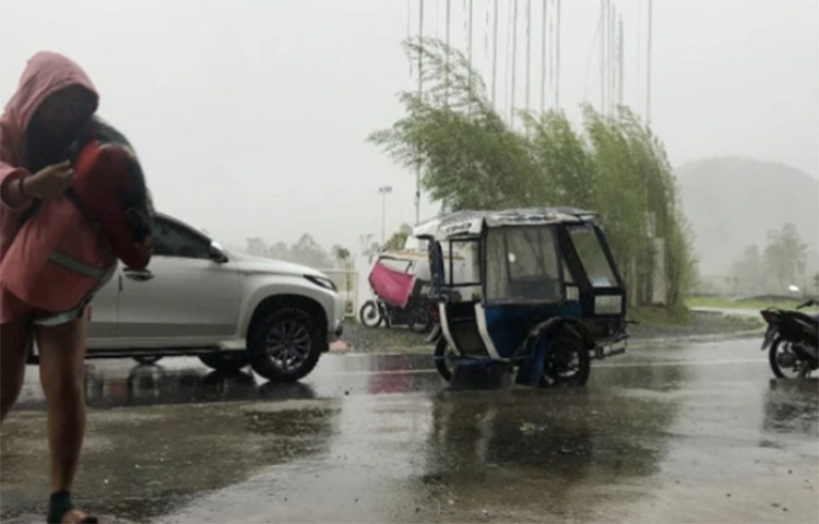 ফিলিপাইনের দিকে এগিয়ে যাচ্ছে শক্তিশালী ঘূর্ণিঝড় রাই। আর কয়েক ঘণ্টার মধ্যেই এটি স্থলভাগে আছড়ে পড়বে বলে ধারণা করা হচ্ছে। ক্রমাগত শক্তি সঞ্চয় করে এরই মধ্যে ঝড়টি সুপার টাইফুনে রূপ নিয়েছে বলে জানিয়েছে যুক্তরাষ্ট্রের সামরিক আবহাওয়া সংস্থা জয়েন্ট টাইফুন ওয়ার্নিং সেন্টার। ছবি: সংগৃহীত