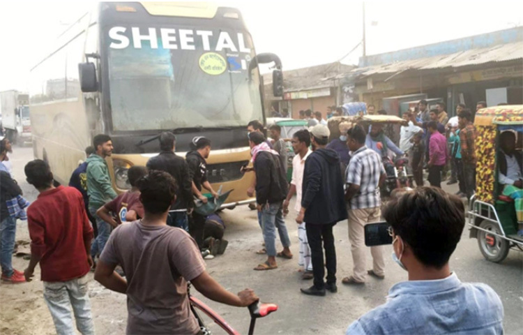 নারায়ণগঞ্জে চলন্ত এসি বাসে অগ্নিকাণ্ডের ঘটনা ঘটেছে। আজ বিকেল ৪টার দিকে ঢাকা-নারায়ণগঞ্জ সংযোগ সড়কের চাঁদমারী এলাকায় এ ঘটনা ঘটে। ছবি: শ্রাবণ মোবাশ্বির