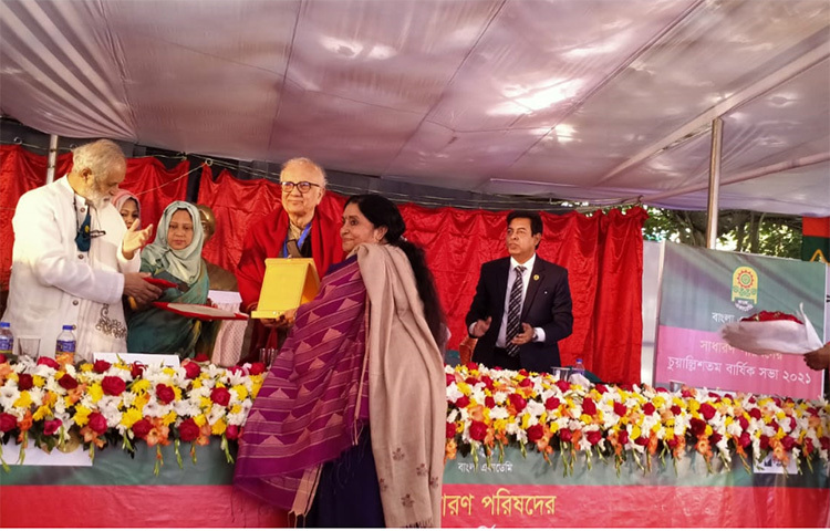 আজ বাংলা একাডেমির সাধারণ পরিষদের চুয়াল্লিশতম বার্ষিক সভা-২০২১ অনুষ্ঠিত হয়েছে। সভায় অধ্যাপক মমতাজউদদীন আহমদ নাট্যজন পুরস্কার গ্রহণ করছেন অভিনেত্রী ফেরদৌসী মজুমদার। ছবি: মিজানুর রহমান মিথুন