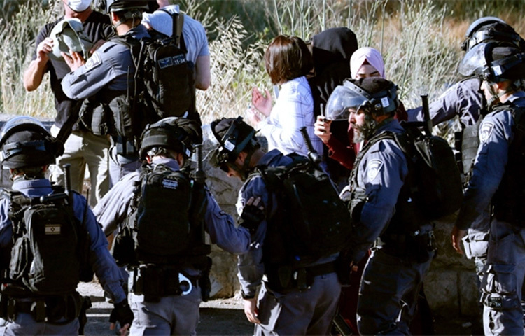 ইসরায়েলের দখলকৃত পশ্চিম তীরে দেশটির সেনাদের গুলিতে প্রাণ গেছে আরও এক ফিলিস্তিনির। স্থানীয় সময় শুক্রবার (৩১ ডিসেম্বর) এ ঘটনা ঘটে। বিভিন্ন আন্তর্জাতিক গণমাধ্যমের তথ্য অনুযায়ী, ইসরায়েলি সৈন্যদের হামলায় প্রায়ই ফিলিস্তিনি নিহতের ঘটনা ঘটছে ওই এলাকায়। ছবি: সংগৃহীত