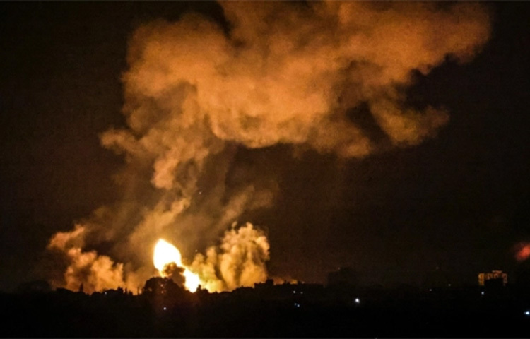 গাজা উপত্যকায় হামাসের অবস্থান লক্ষ্য করে বিমান হামলা চালিয়েছে ইসরায়েল। মাত্র একদিন আগেই গাজা থেকে ছোড়া রকেট ভূমধ্যসাগরে গিয়ে পড়েছে। এদিকে ইসরায়েলি সেনাবাহিনীর পক্ষ থেকেও বিমান হামলা চালানোর বিষয়টি নিশ্চিত করা হয়েছে। ছবি: সংগৃহীত