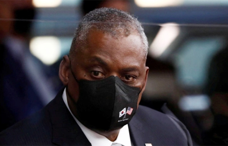 যুক্তরাষ্ট্রের প্রতিরক্ষামন্ত্রী লয়েড অস্টিন করোনাভাইরাসে আক্রান্ত হয়েছেন। তবে তার মৃদু উপসর্গ রয়েছে বলে জানা গেছে। দেশটিতে করোনার নতুন ধরন ওমিক্রন দ্রæত ছড়িয়ে পড়ার পরপরই প্রতিরক্ষা মন্ত্রীর আক্রান্ত হওয়ার খবর পাওয়া গেলো। ছবি: সংগৃহীত