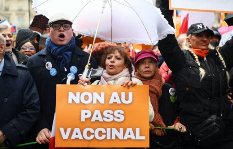 করোনাভাইরাস প্রতিরোধী টিকার বিরুদ্ধে পশ্চিম ইউরোপে হাজার হাজার মানুষ রাস্তা দখল করে বিক্ষোভ করেছেন। ফ্রান্সে এক লাখের বেশি মানুষ সরকারের বিধিনিষেধের বিরুদ্ধে বিক্ষোভ সমাবেশ করেছেন। ছবি: সংগৃহীত