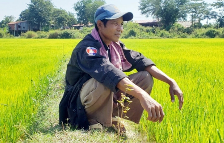 বর্ষা এলেই মেকং নদীর অববাহিকায় অবস্থিত দক্ষিণ-পূর্ব এশিয়ার দেশ কম্বোডিয়ার চিত্র বদলে যায়। ধানচাষি স্যাম ভংসের বাড়ির উঠোন বর্ষার পানি আর প্লাস্টিকের আবর্জনায় ভরে যায়। কেননা আশপাশের নদীর পানি এসে ভরাট হয় মেকং এবং তা ‘তনলে মেকং’ হৃদে প্রবাহিত হয়ে পানি উপচে সৃষ্টি করে বন্যার। এতে ডুবে যায় বহু ঘরবাড়ি, ফসলি জমিসহ নানা স্থাপনা। ছবি: সংগৃহীত