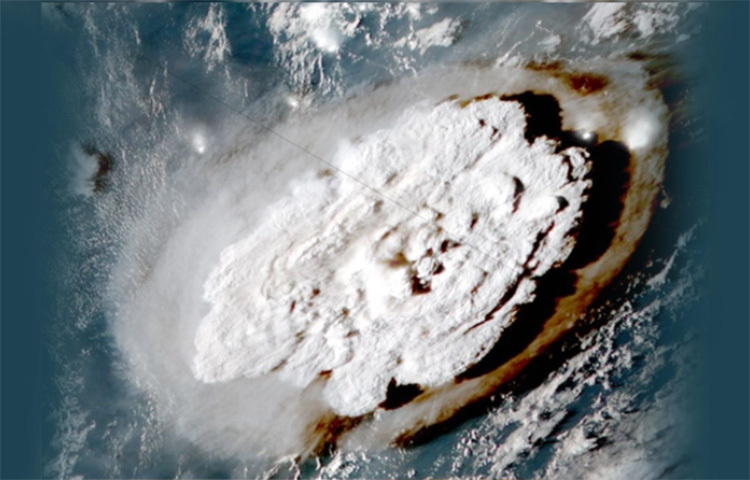 সমুদ্রের তলদেশে আগ্নেয়গিরির অগ্ন্যুৎপাতের ঘটনায় নিউজিল্যান্ড, টোঙ্গা ও ফিজিসহ বেশ কয়েকটি দেশে সুনামি সতর্কতা জারি করা হয়েছে। তবে এ ঘটনায় এখনো কোনো হতাহতের খবর পাওয়া যায়নি। জানা গেছে, হুঙ্গা টোঙ্গা-হুঙ্গা হাপাই নামের আগেয়গিরিটিতে অগ্ন্যুৎপাতের এটি সর্বশেষ ঘটনা। ছবি: সংগৃহীত