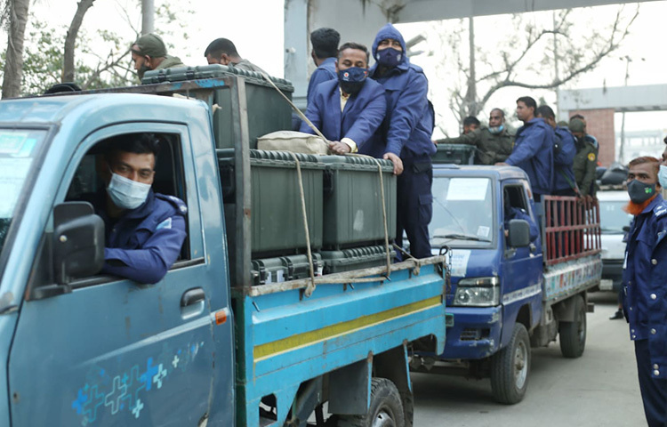 ভোটগ্রহণ শেষে পুলিশি নিরাপত্তায় ইবিএম মেশিন ঢুকছে নির্বাচন কমিশনে। ছবি: মাহবুব আলম