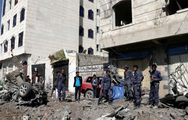 ইয়েমেনের রাজধানী সানায় সৌদি নেতৃত্বাধীন জোটের বিমান হামলার ১৪ জনের বেশি মানুষ নিহত হয়েছে। স্থানীয় বাসিন্দারা এ তথ্য নিশ্চিত করেছেন। সংযুক্ত আরব আমিরাতে হুথি বিদ্রোহীদের হামলার একদিন পরেই ইয়েমেনে হামলা চালানো হয়েছে। ছবি: সংগৃহীত